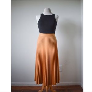🌻 High-Waisted Pleated Skirt